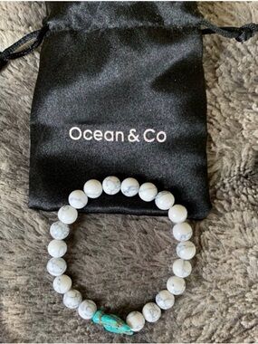 White Howlite Beaded Bracelet with Turquoise Accent